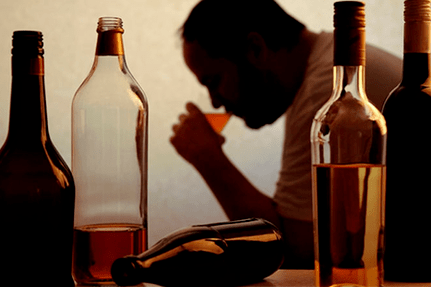 Las bebidas alcohólicas afectan negativamente la potencia masculina