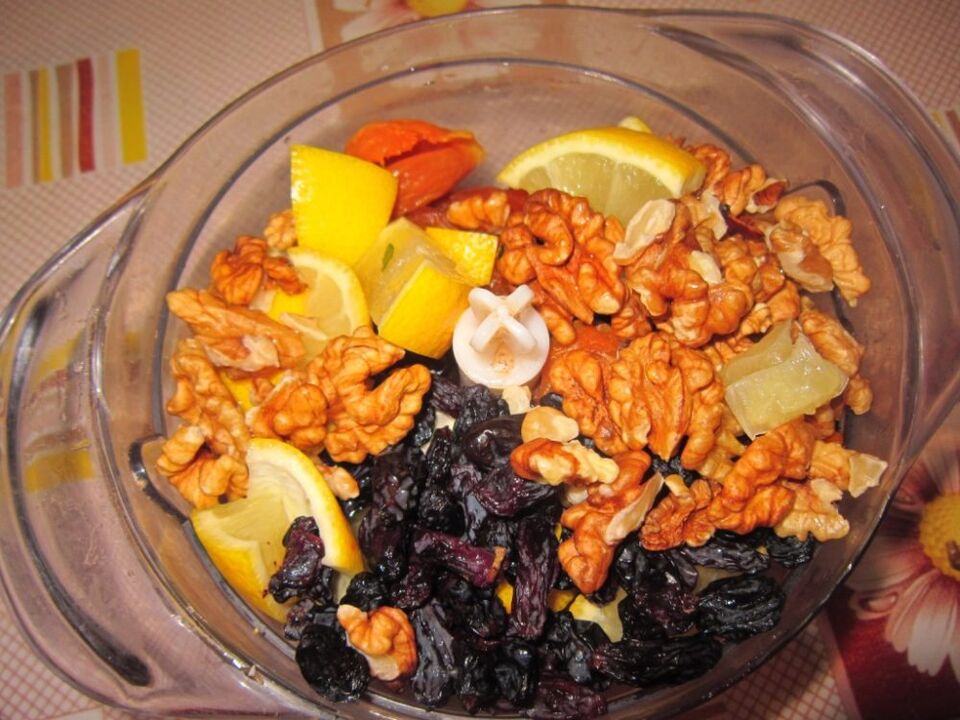 Preparación de una mezcla de frutas secas, nueces y limón para mejorar la potencia