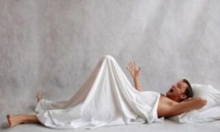 Buena erección en un hombre.